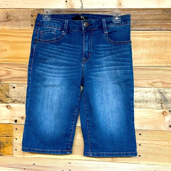 1822 Denim size 6 12” length mid-rise medium wash soft & stretchy Bermuda shorts - Picture 1 of 10